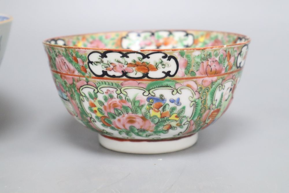 A Chinese blue and white bowl, a famille rose bowl and a famille verte saucer, largest diameter 20cm